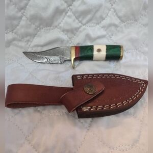 Damascus steel blade men's hunting knife with sheath green and white